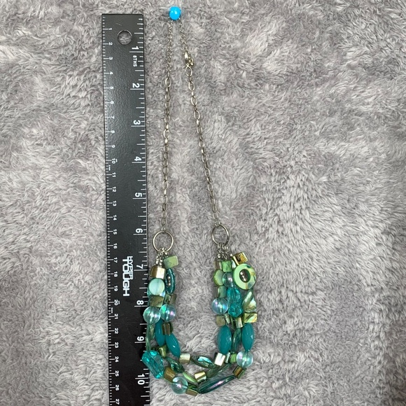 Add a touch of color and elegance to your outfit with this long beaded necklace. - Picture 3 of 3